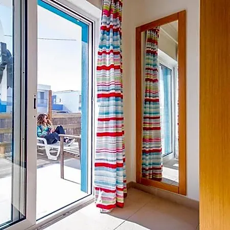 Peniche Surfcamp * פרל