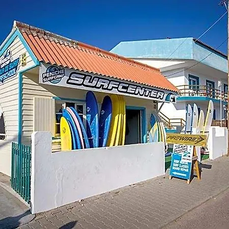 Peniche Surfcamp פרל
